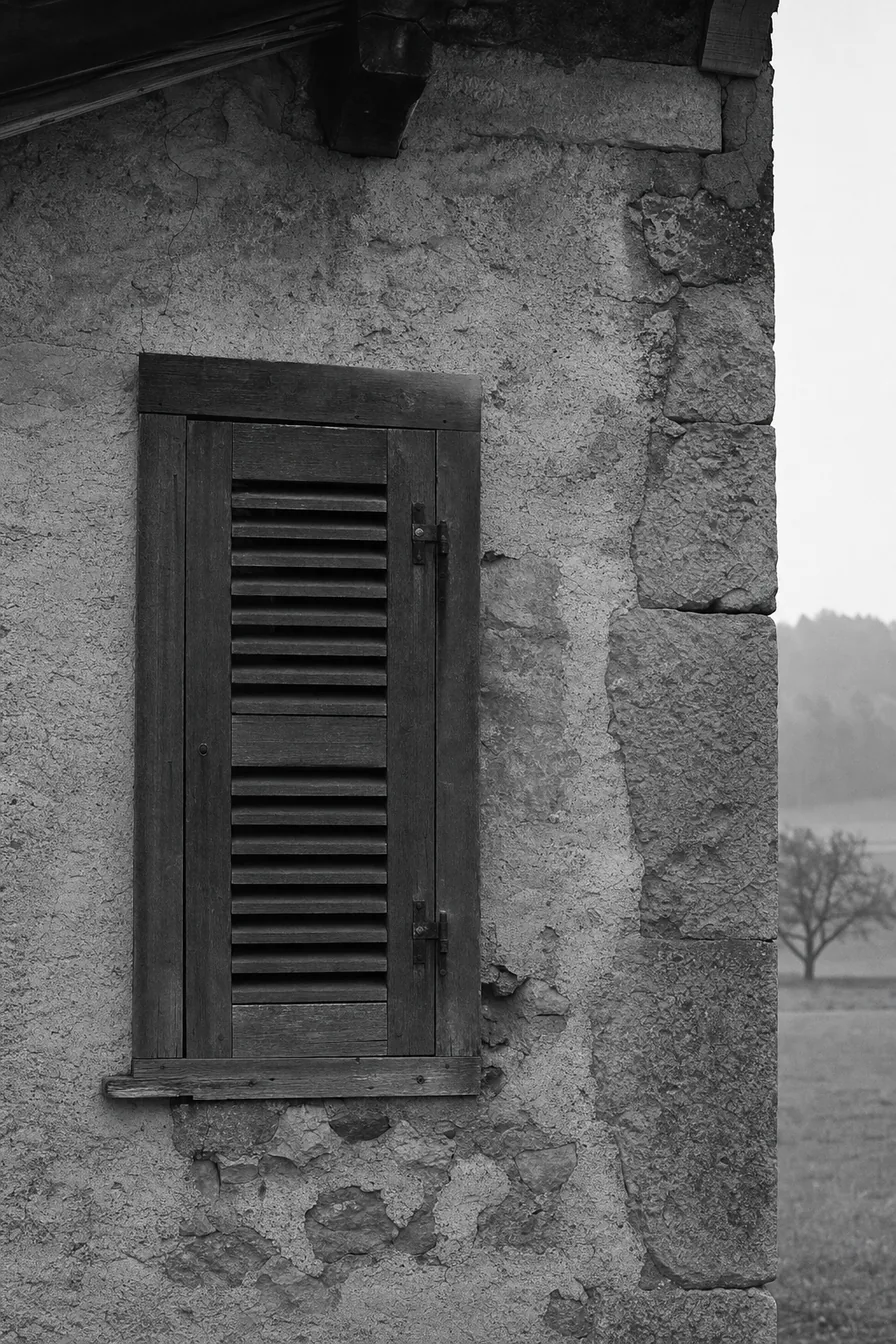 Geschlossener hölzerner Fensterladen an einer alten Steinmauer bei bedecktem Licht (AI-generiertes Bild)